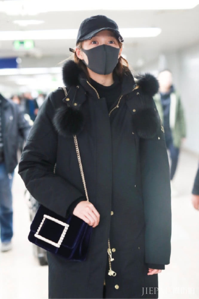 “国民闺女”关晓彤现身机场，一身黑酷帅十足，很是接地气