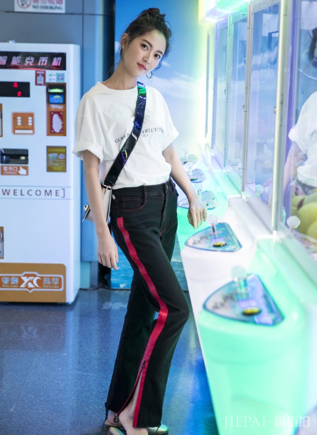 同一件裙子,陈钰琪穿成“性感女郎”,杨超越因保守穿成小可爱!