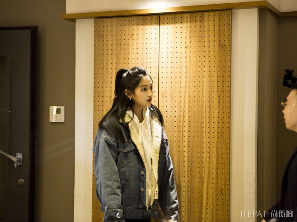 还在穿呢大衣？明星街拍都改穿保暖又时尚的加绒牛仔了