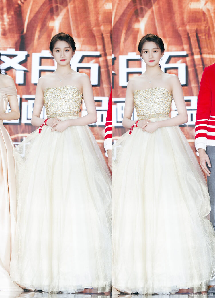 关晓彤一袭金色星星裙高调走红毯,无敌气质闪耀全场!