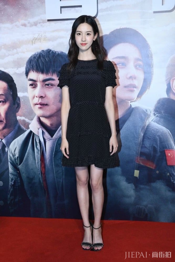 陈都灵衬衫百褶裙穿成高中生,微微一笑更呆萌