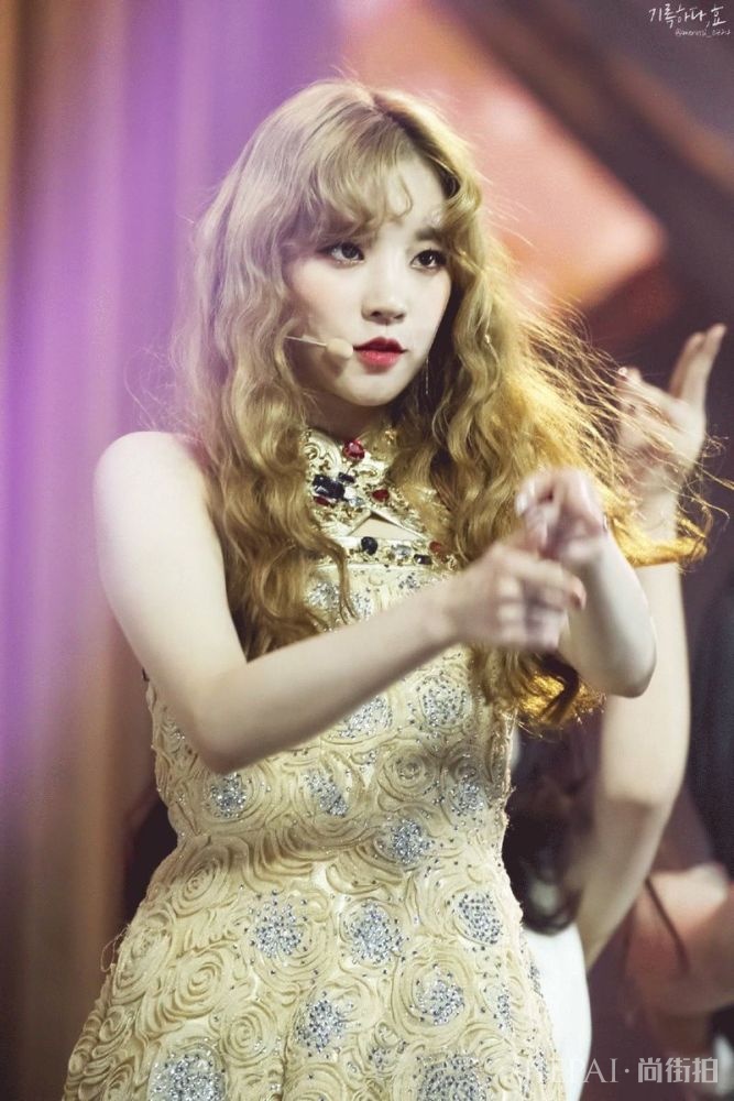 出道就上韩网热搜!人称烟嗓妖精的北京大蜜华丽变身新人奖收割机