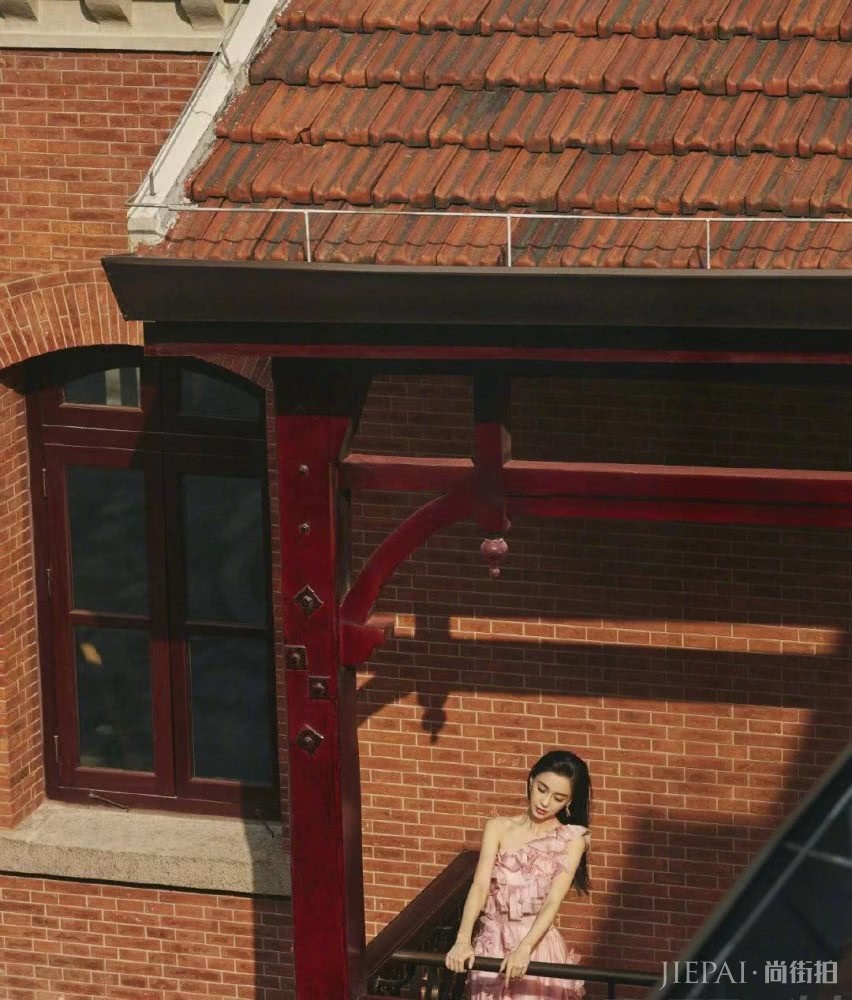 Angelababy登封面造型多变，穿粉裙撞衫唐嫣