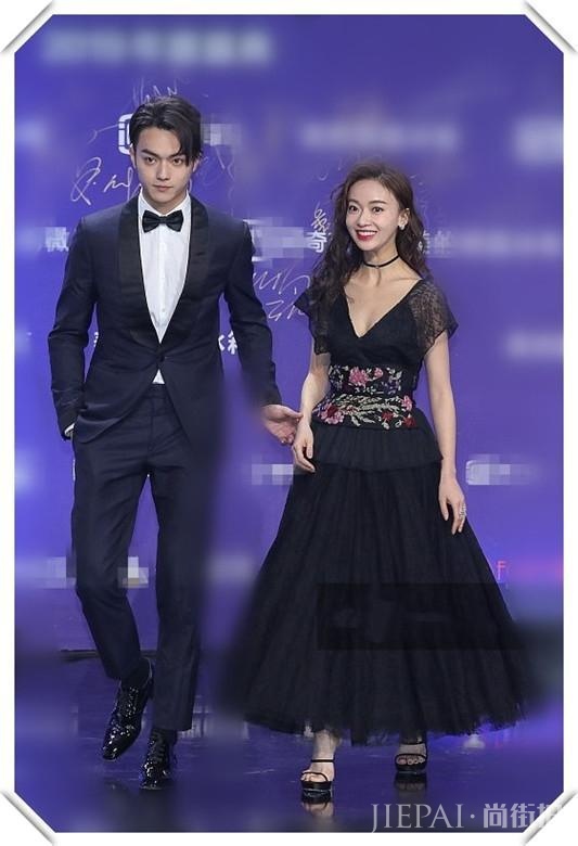 谭松韵娃娃气真别烫卷发，像吴谨言这样烫成大妈就尴尬了！