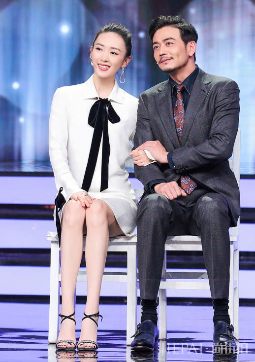 童瑶竟穿黑丝带白裙装嫩,竟有些可爱是怎么回事!