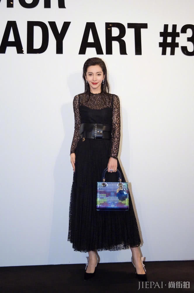 DIOR酒会王子文穿印花裙清新可人,李冰冰拎限量版手袋展气场依旧