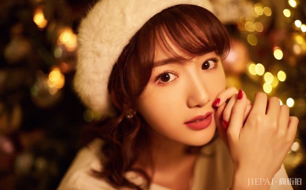 毛晓彤最近将头发烫卷了,画风变回20岁,看了也想烫卷发