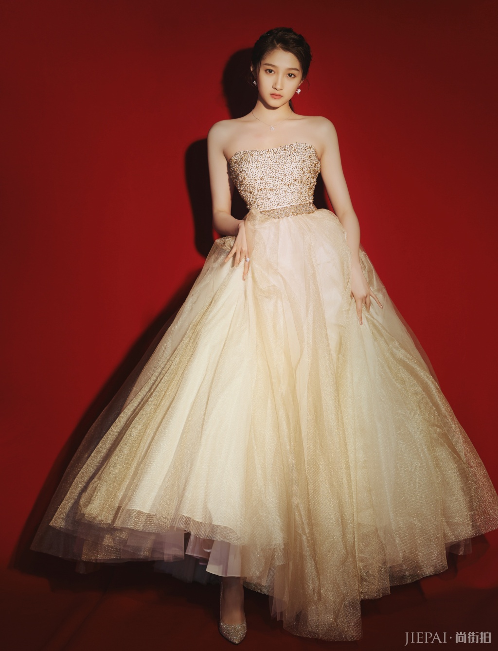 关晓彤身穿一袭金色抹胸长裙惊艳众人,美出新高度!