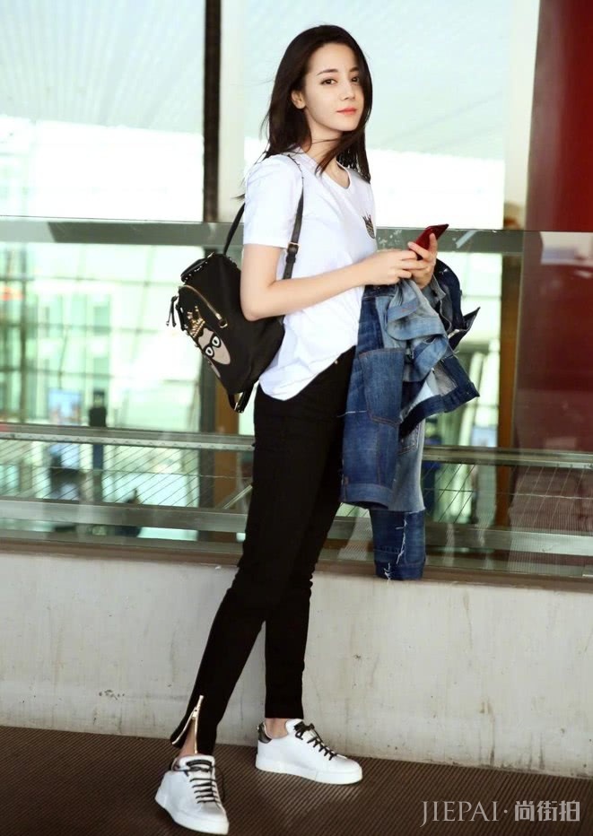 迪丽热巴穿开叉的“树杈裤”,超显腿长的!