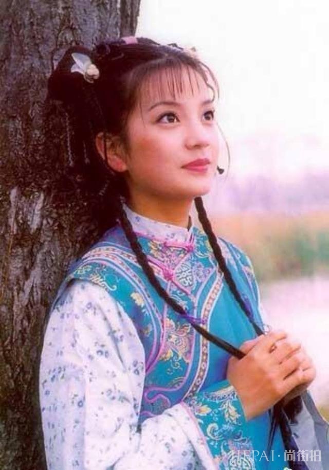 赵薇搭黑色半身裙时尚又优雅，比之前更有气场了