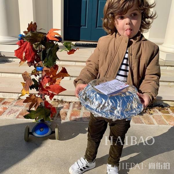 时尚编辑泰勒·托马西 (Taylor Tomasi) 精彩街拍集锦:最会“作妖”的女人,再浮夸的风格也能不抓马!