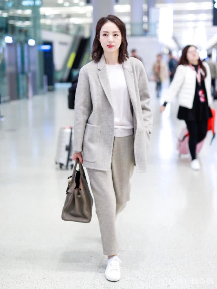 董璇剪短发颜值回春,一身休闲装难掩少女感