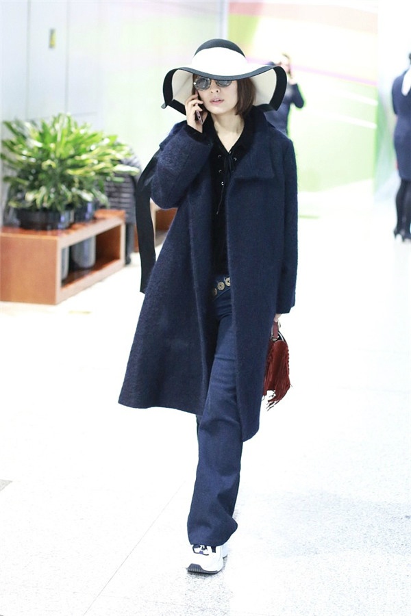 吴昕宽檐帽,硬把机场走成秀场了