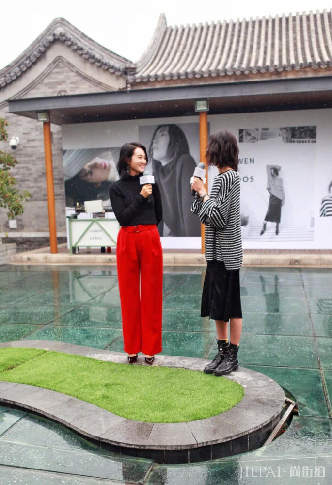 朱丹穿运动裤配高跟鞋,摩登感十分!