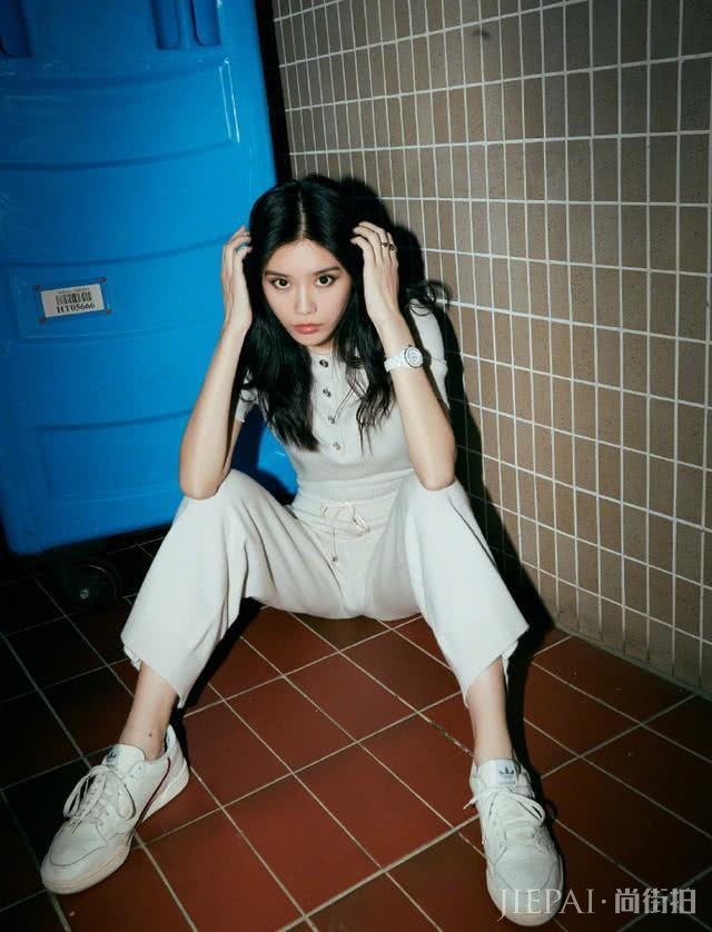 奚梦瑶穿露肩上衣戴宝石红手表,惊艳不止一点点