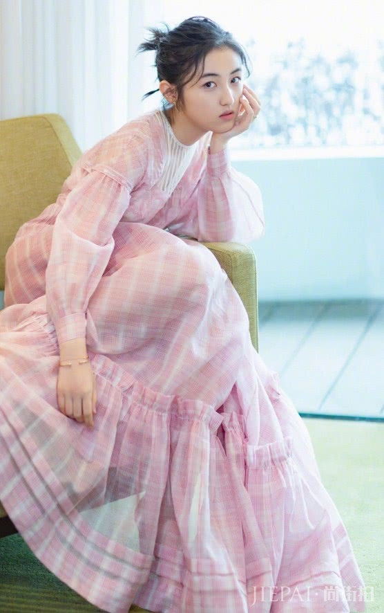 张子枫接地气羽绒造型,还挺不错的