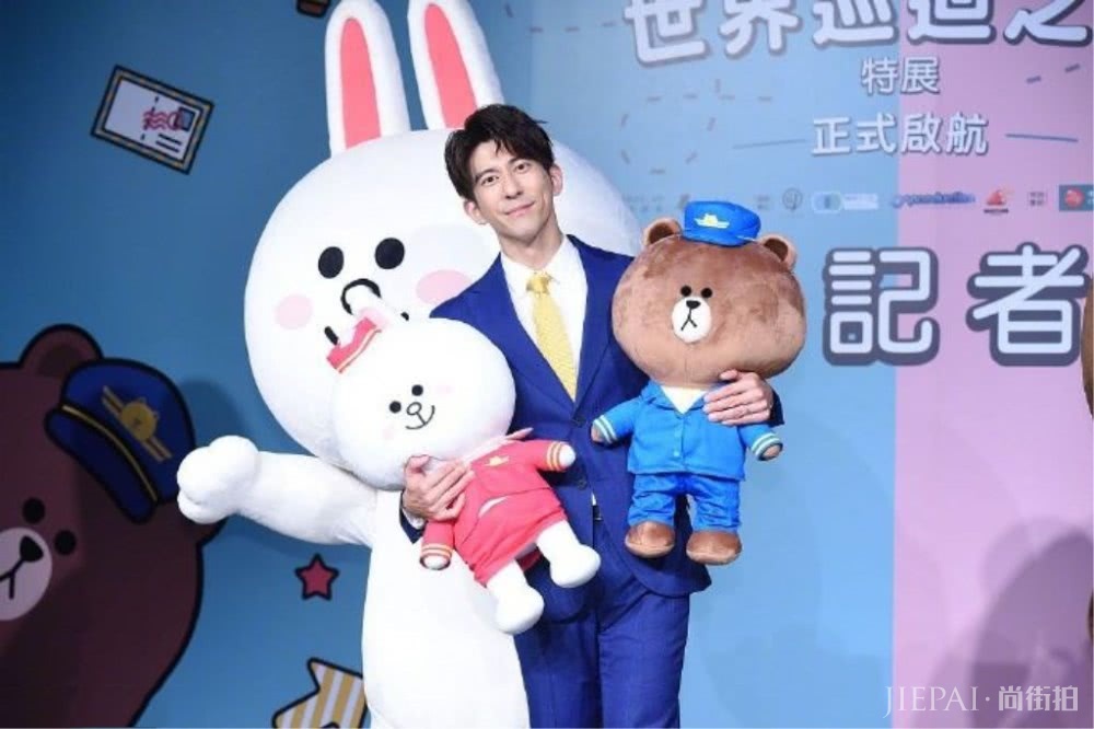 修杰楷出席活动，穿宝蓝色西装帅气有范，奶爸亲和力满分