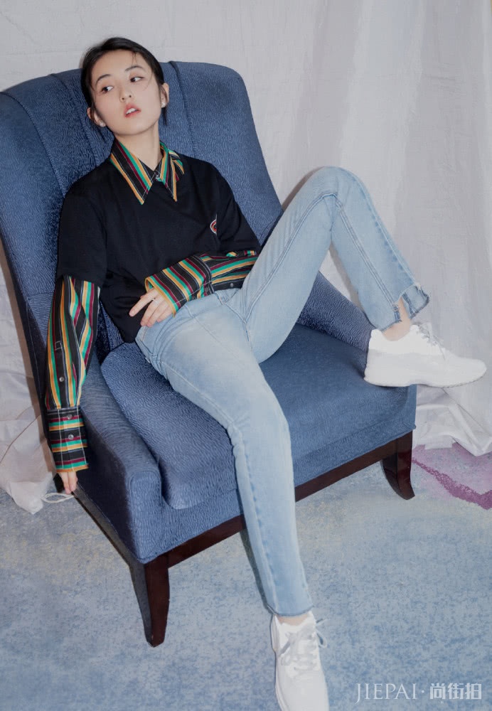 张子枫扎丸子头,换双高跟鞋秒变女神,美到了骨子里了。