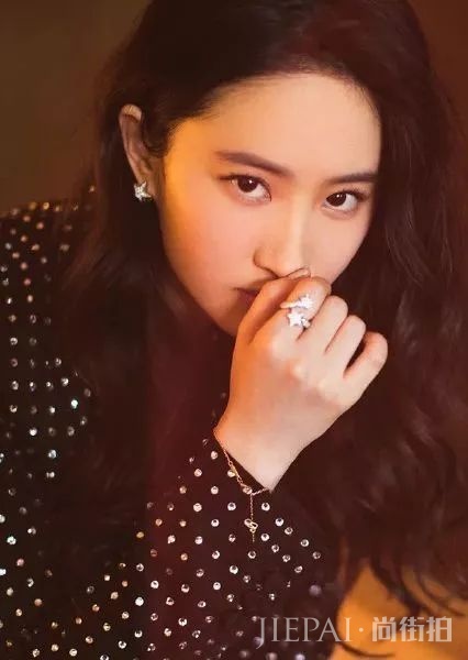 半个娱乐圈都在卷的爆火“仙女烫”发型，谁换谁美