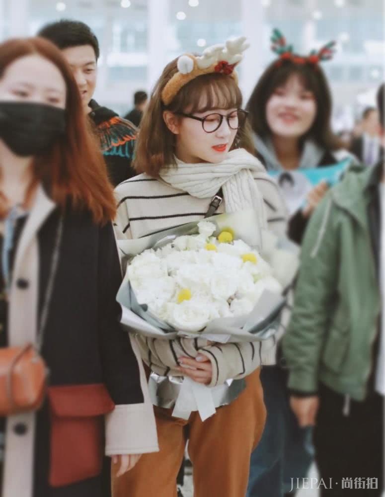 被《创造101》淘汰,机场却获众人簇拥,打扮减龄一笑超可爱