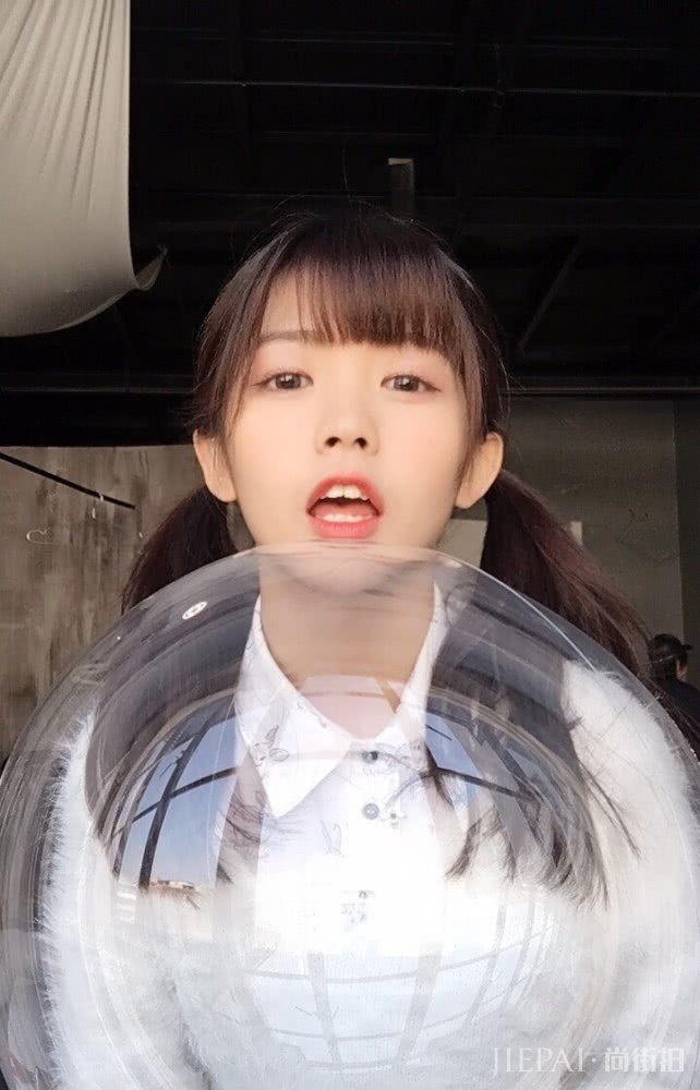 赖美云扎双马尾辫,穿紫色衣服美丽又可爱!