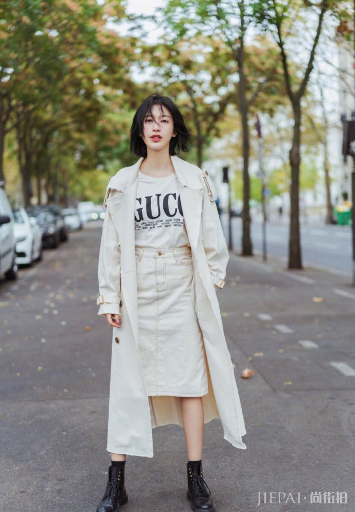 张俪剪短发搭配连衣裙气场开挂,重新美回20岁