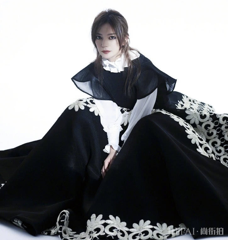 赵薇化身暗黑天鹅怒上烟熏妆表明态度