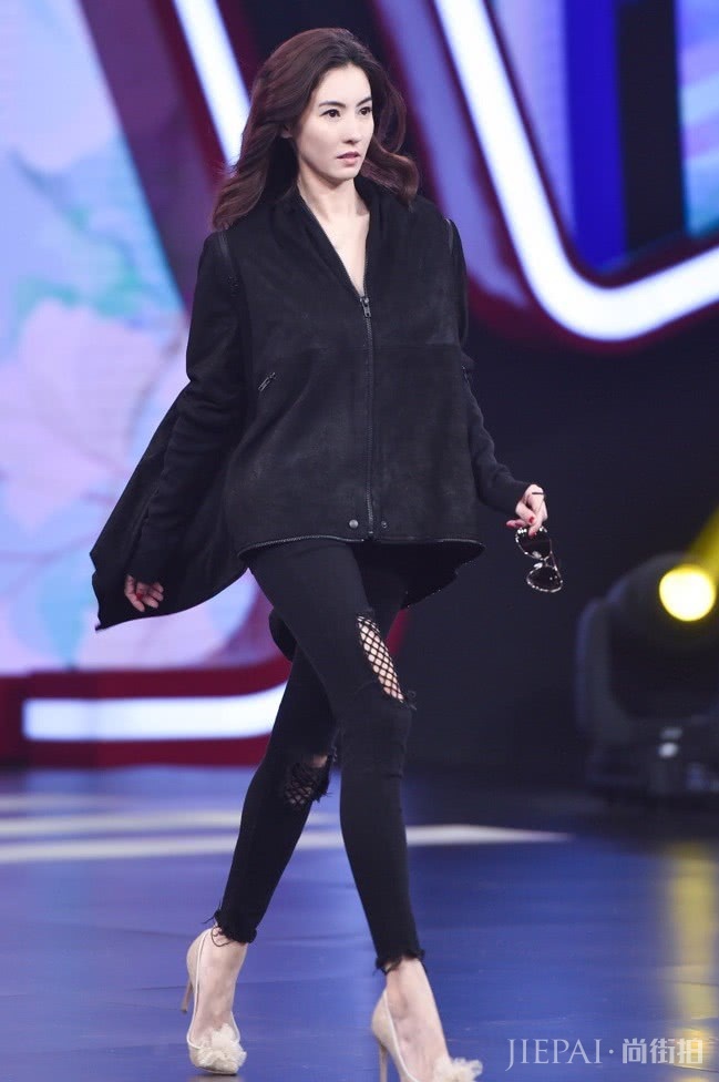 张柏芝“樱桃鞋”厚得像块砖，穿上却少女感爆棚！