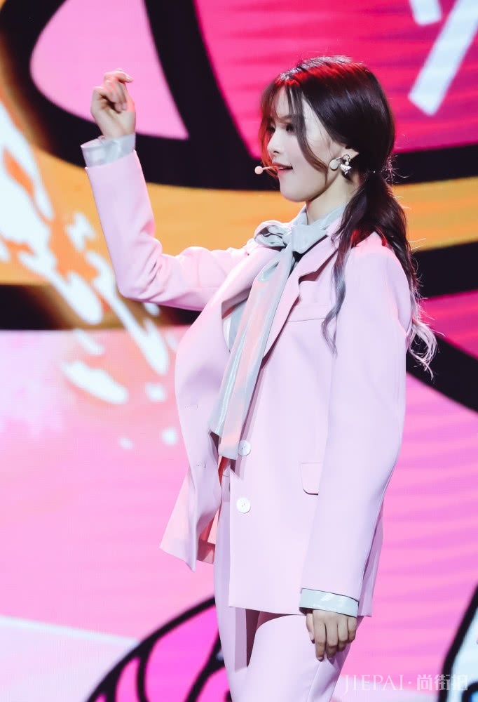 杨超越又扎双马尾了，气质变得更加甜美了