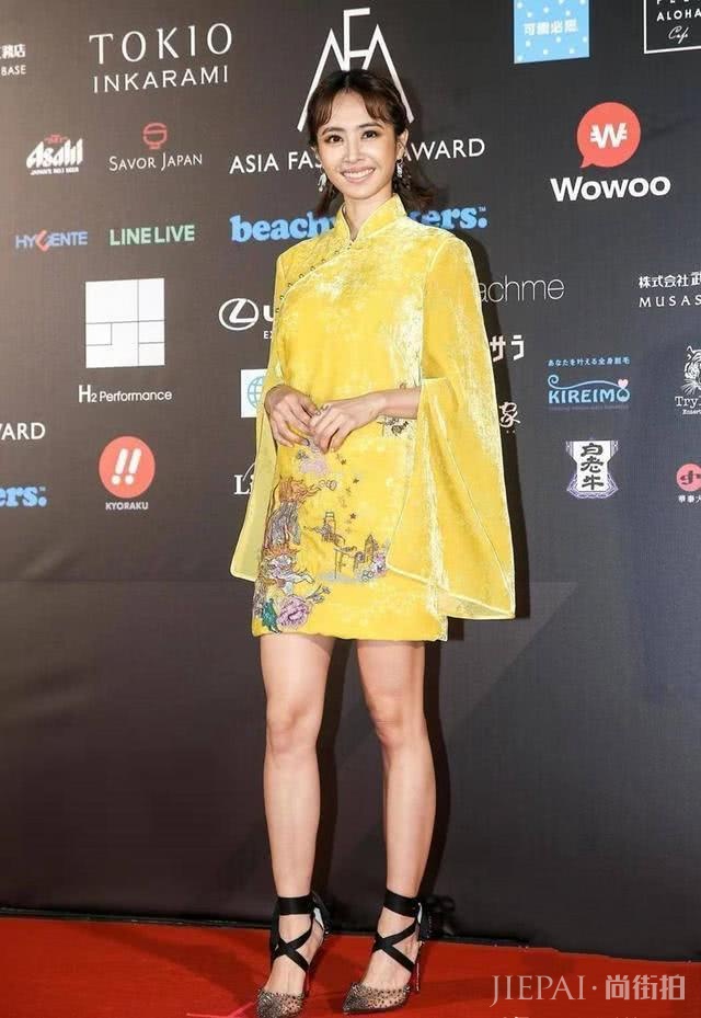 蔡依林扎两小辫清新减龄,穿改良版旗袍韵味十足,一改往日性感风