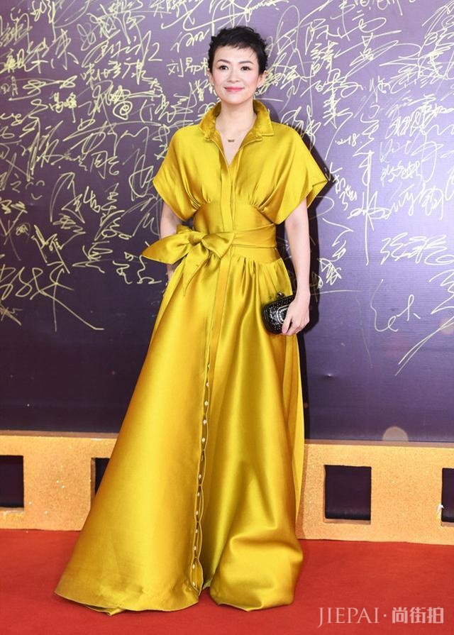 章子怡获影后穿水钻礼服,踩松糕鞋上台领奖,人美就可以放肆穿?
