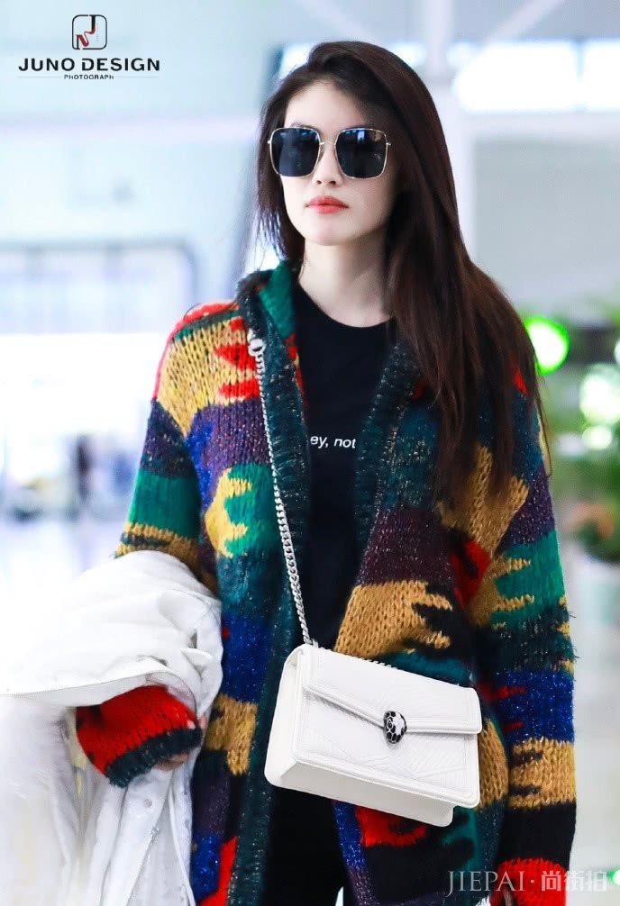 何穗穿针织衫搭紧身裤就能又帅又美