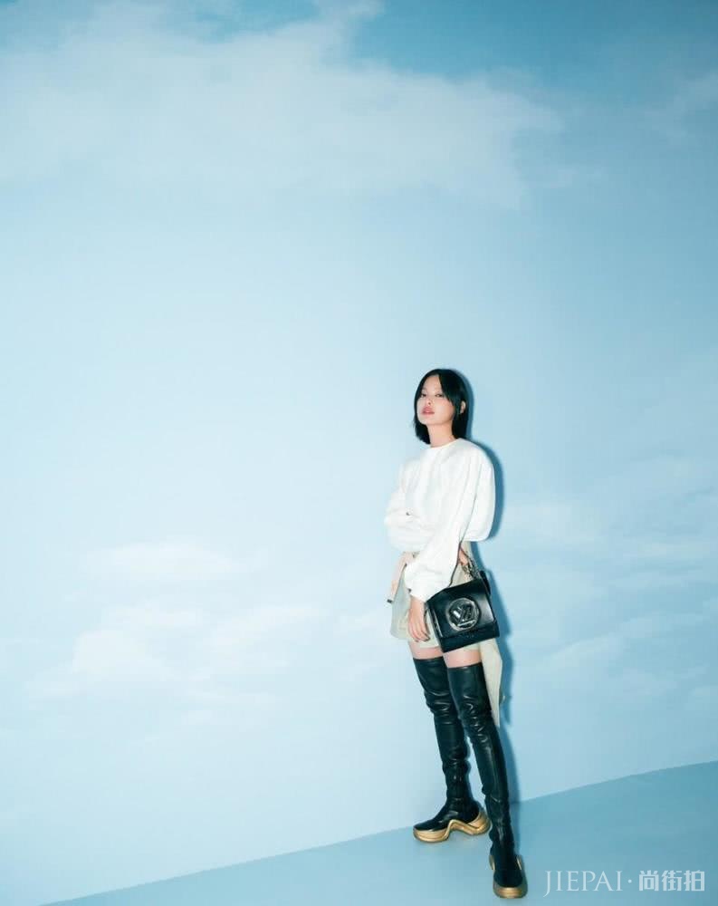 辛芷蕾烟熏妆还弄几根刘海，头一仰画面太辣眼了