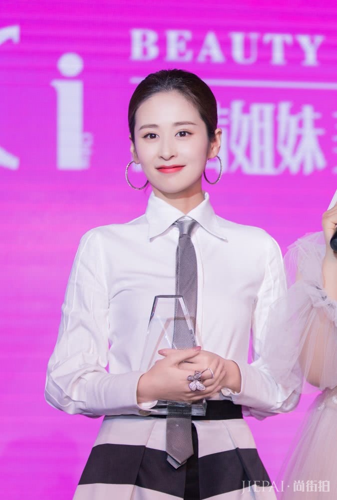 颖儿气质越来越好了,低马尾搭白色衬衣知性优雅又美丽