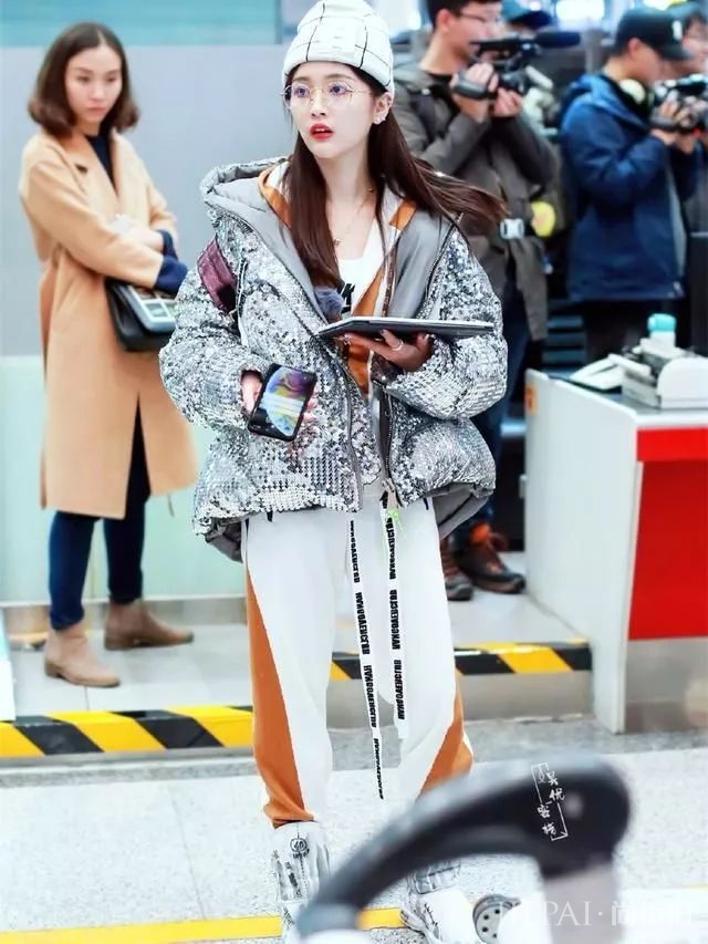 吴宣仪机场里绚丽夺目,闪闪发光!