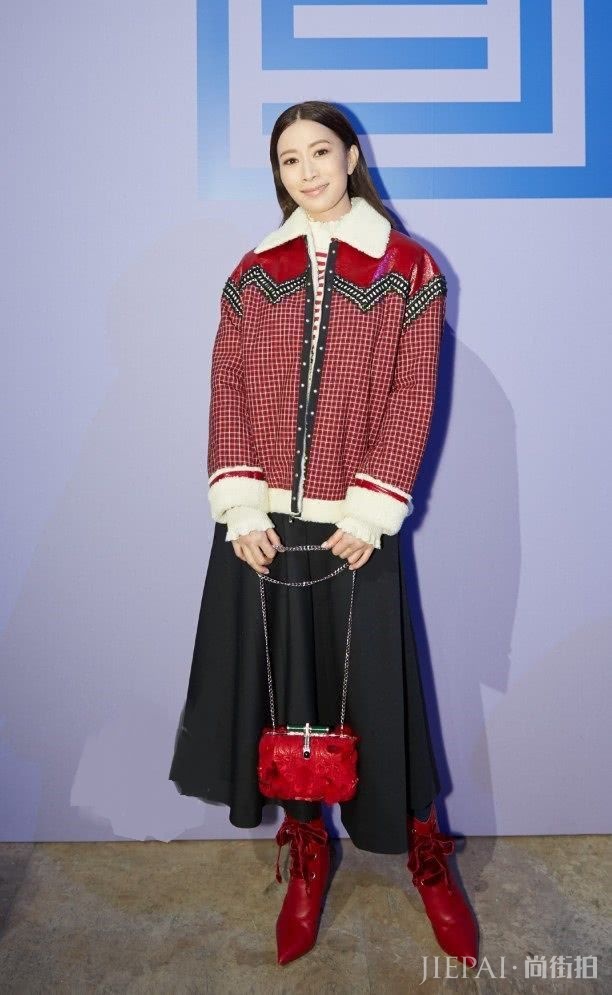 佘诗曼上半身很保暖,下半身2只“大辣椒”,却是湖南人的最爱!