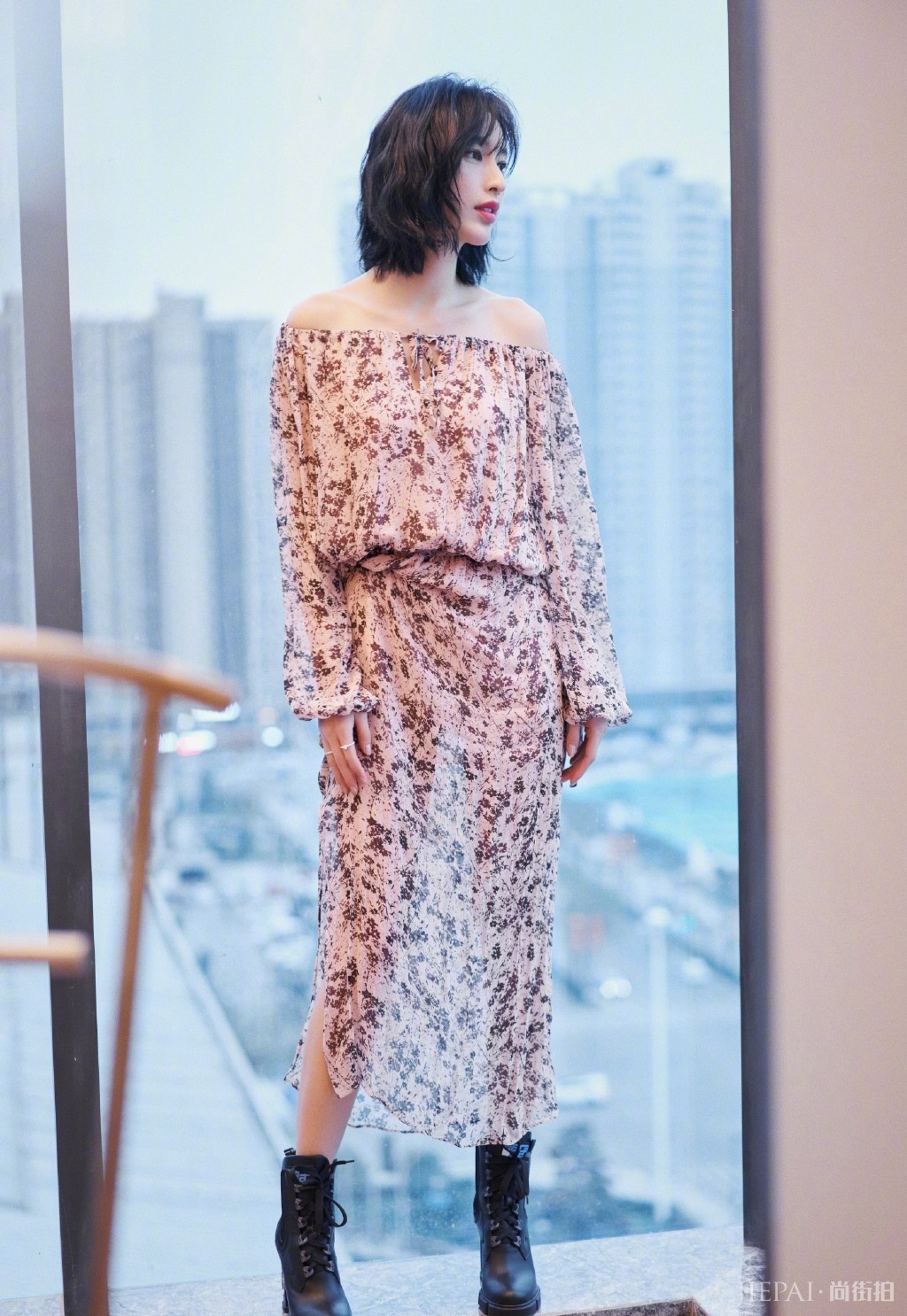 张俪身穿黑色皮衣搭配牛仔裤走机场