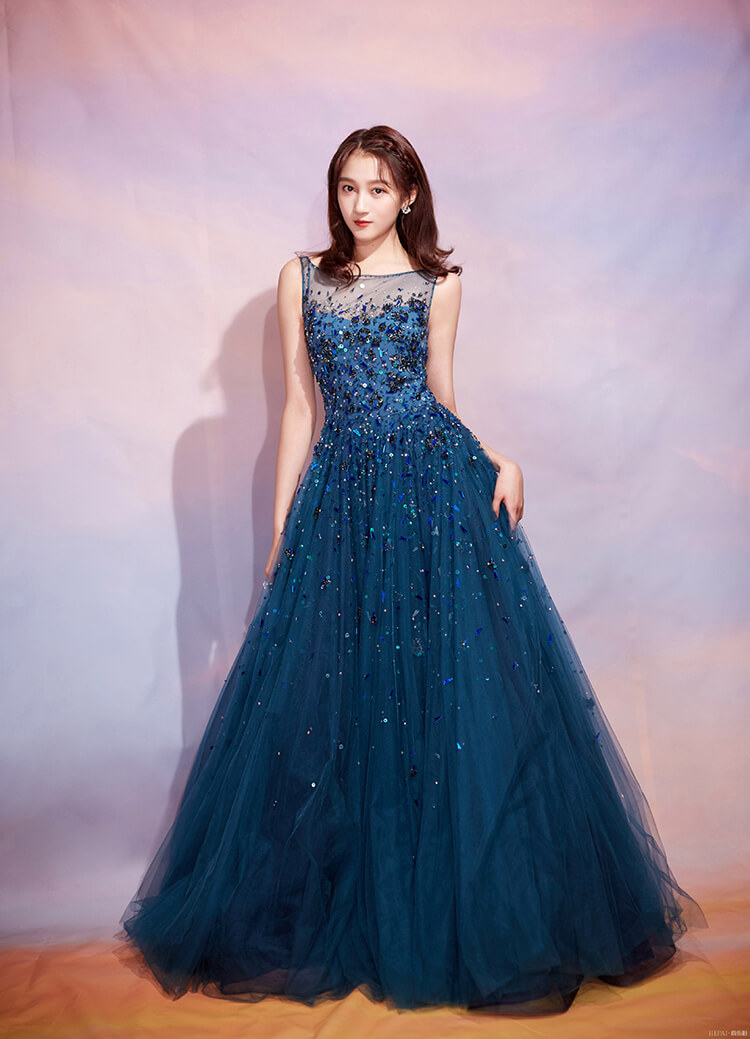 关晓彤穿孔雀蓝纱裙少女仙气飘飘,终于穿对了