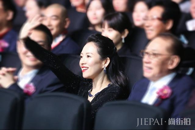 章子怡一袭亮片裙高调走红毯,发型选对美太多!未修图比精修图美