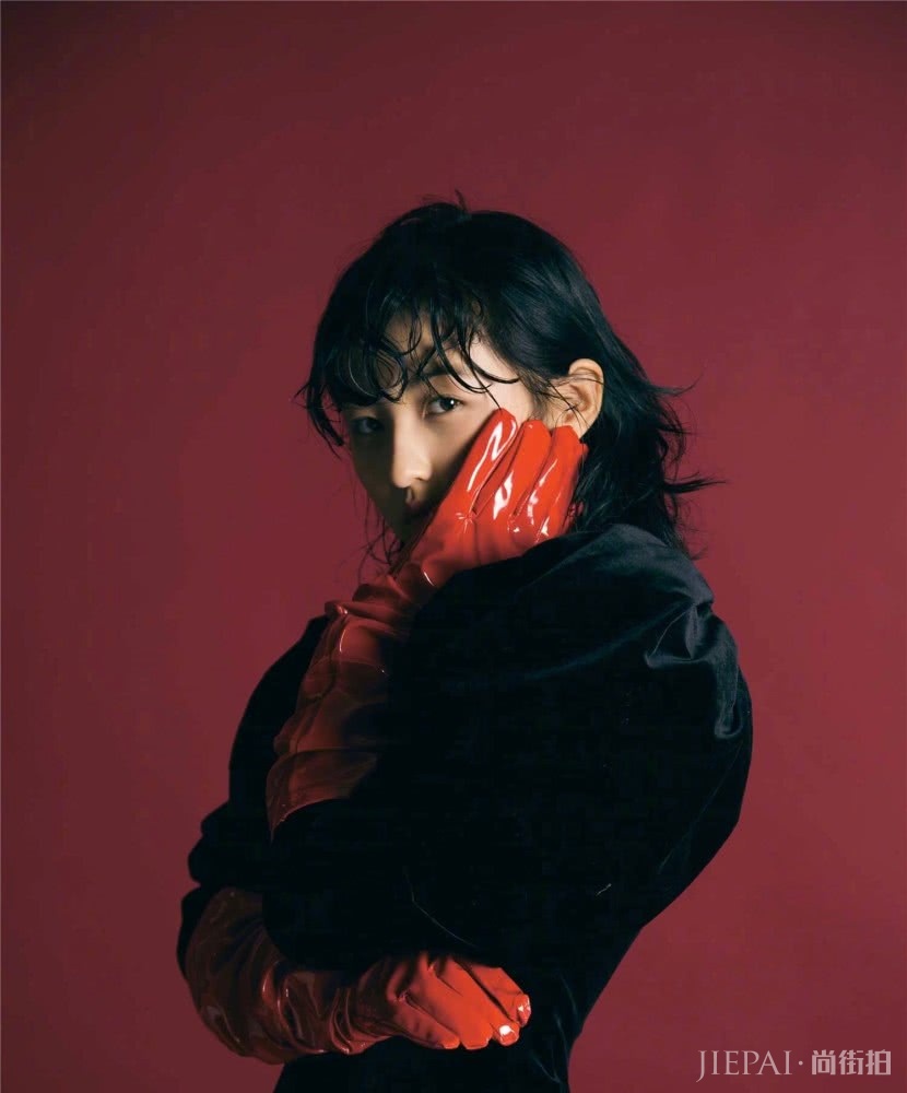 张子枫换卷发美成漫画少女,发型果真很重要啊!