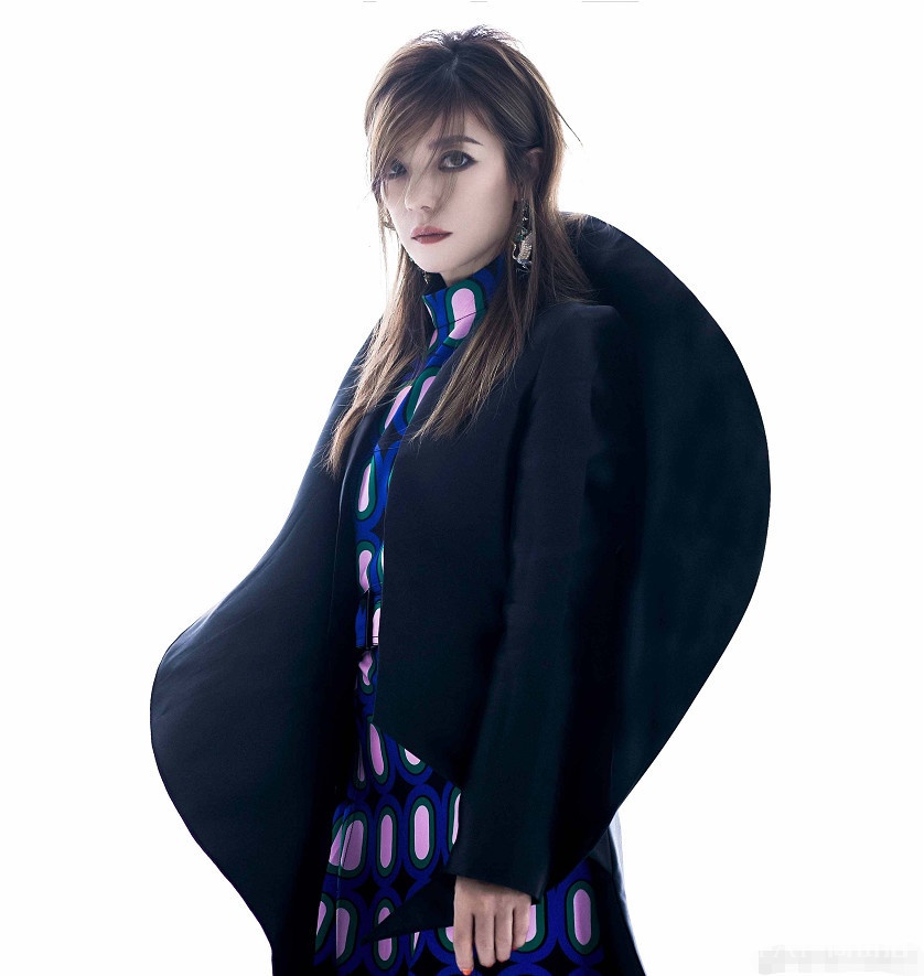 赵薇化身暗黑天鹅怒上烟熏妆表明态度