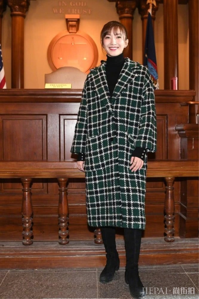 高领毛衣搭配大衣不只是保暖,连气质都提升!