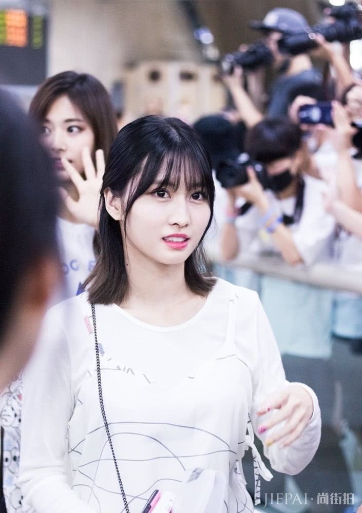 杨紫、周冬雨这样扎头发,时髦俏皮又显脸小