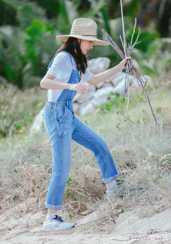 王鸥上综艺《野生厨房》穿背带裤俏皮减龄,少女感十足