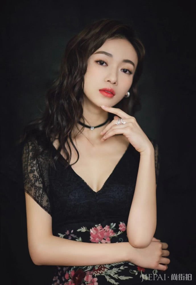 吴谨言又换新发型,波浪大卷配黑色蕾丝裙,复古优雅女人味十足