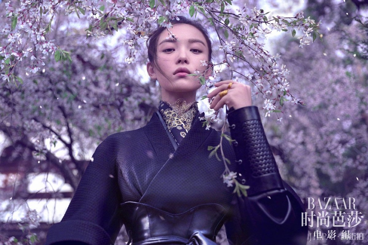 樱花下绽放,扛起一个人的江湖:倪妮出镜《Harper’s BAZAAR》