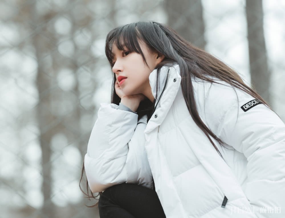 程潇参加《亲爱的客栈》,长直发搭配羽绒服清纯又仙气