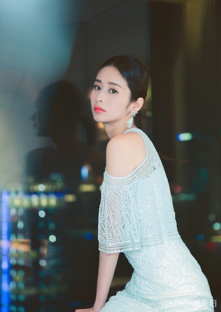 颖儿气质越来越好了,低马尾搭白色衬衣知性优雅又美丽