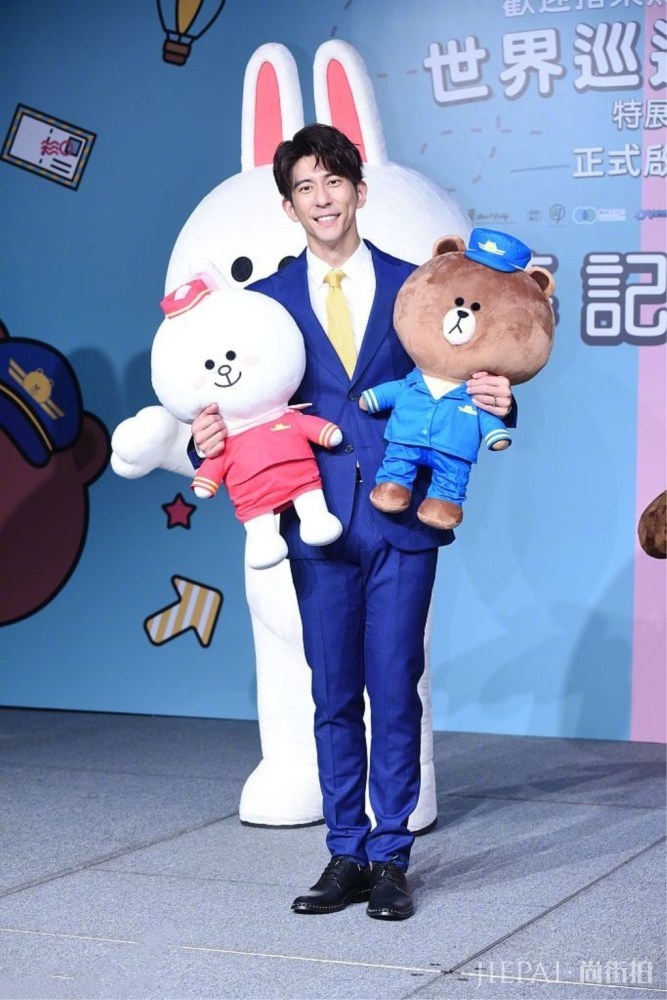 修杰楷出席活动，穿宝蓝色西装帅气有范，奶爸亲和力满分