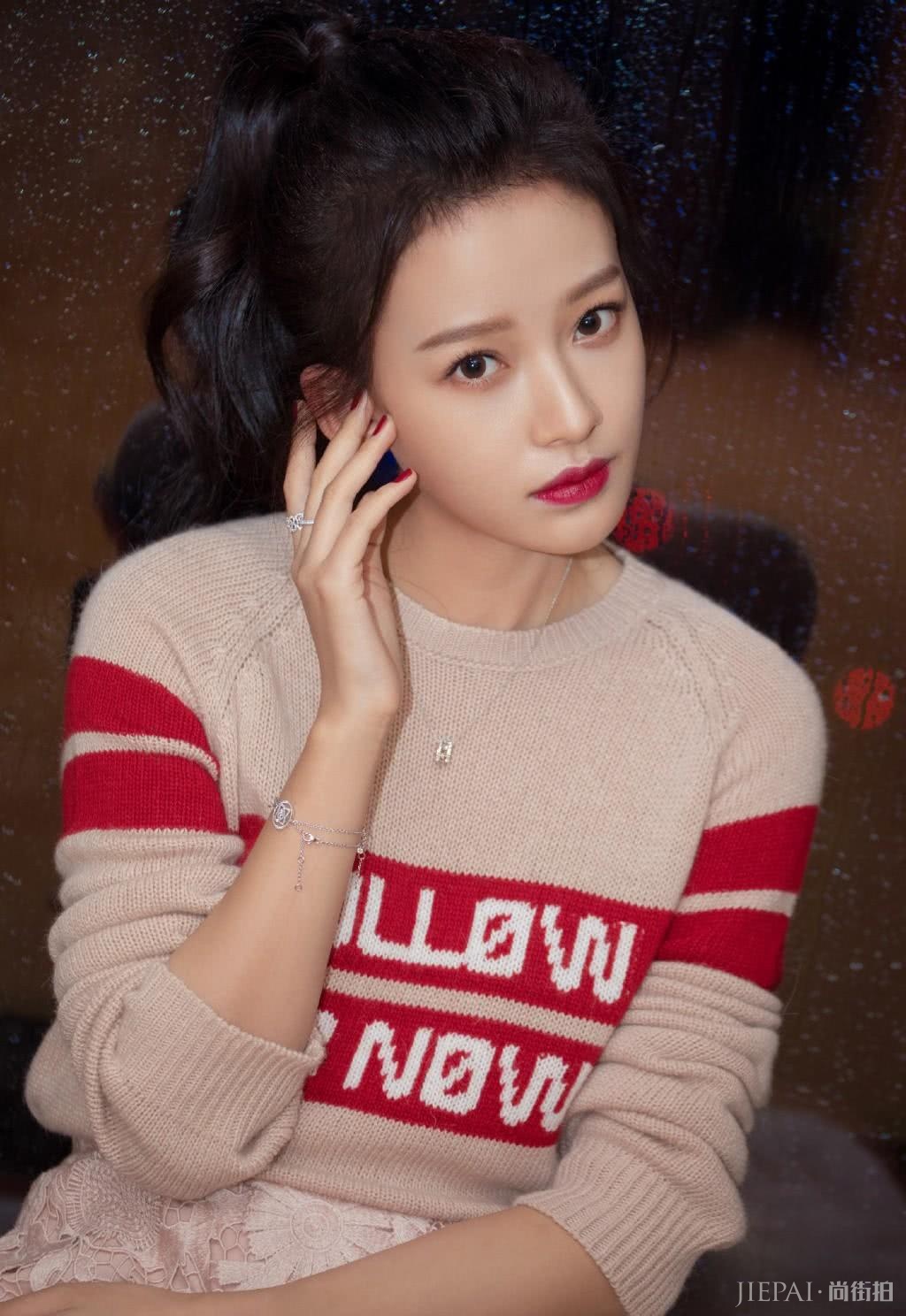 孙怡穿着低调可首饰价格却让人佩服：加起来将近15万